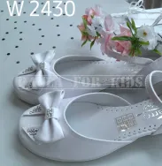 Buty komunijne dla dziewczynki firmy ZARRO model 2430. Na wierzchu ozdobne kokardki i duże błyszczące dżety.