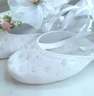 Buty komunijne dla dziewczynki firmy ZARRO model 2381 z małym obcasem, ozdobione dżetami.