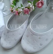 Buty komunijne dla dziewczynki firmy ZARRO model 2381 ozdobione dżetami i zapinane na paseczek.