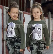 Dwie dziewczynki w wieku 5 lat ubrane w komplet typu Moro ze spodniami. Bluzka z aplikacją, spodnie w łaty w tonacji khaki.
